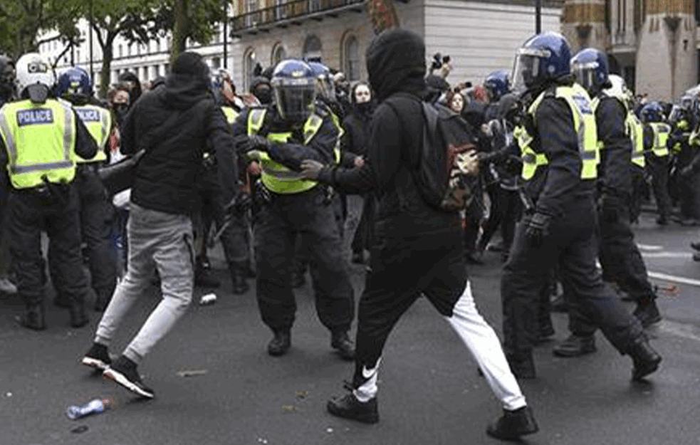 HAOS NA PROTESTIMA U LONDONU: Policajka hospitalizovana nakon što je jašući konja imala sudar sa semaforom (VIDEO)